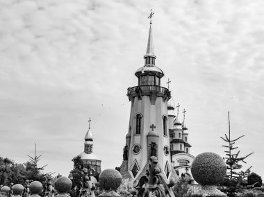 Hristiyan kilisesi, yüksek çan kulesinde ibadet için kesişiyor. Çan kulesinde haçı olan güzel bir kiliseden samimi bir duaya kadar fotoğraf çekiliyor. Çan kulesi üzerinde kilise duası açık gökyüzü üzerinde.