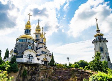 Hristiyan kilisesi, yüksek çan kulesinde ibadet için kesişiyor. Çan kulesinde haçı olan güzel bir kiliseden samimi bir duaya kadar fotoğraf çekiliyor. Çan kulesi üzerinde kilise duası açık gökyüzü üzerinde.