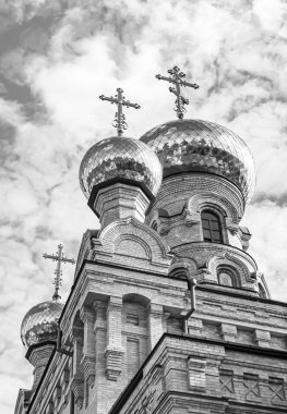 Hristiyan kilisesi, yüksek çan kulesinde ibadet için kesişiyor. Çan kulesinde haçı olan güzel bir kiliseden samimi bir duaya kadar fotoğraf çekiliyor. Çan kulesi üzerinde kilise duası açık gökyüzü üzerinde.