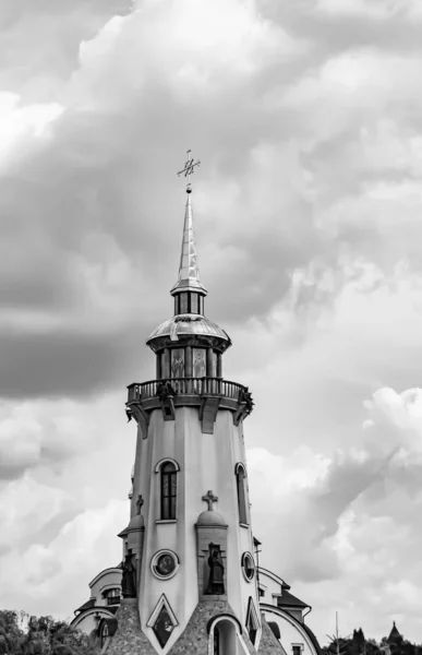 Hristiyan Kilisesi Yüksek Çan Kulesinde Ibadet Için Kesişiyor Çan Kulesinde — Stok fotoğraf