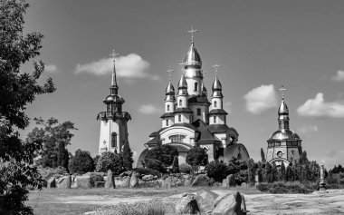 Hristiyan kilisesi, yüksek çan kulesinde ibadet için kesişiyor. Çan kulesinde haçı olan güzel bir kiliseden samimi bir duaya kadar fotoğraf çekiliyor. Çan kulesi üzerinde kilise duası açık gökyüzü üzerinde.