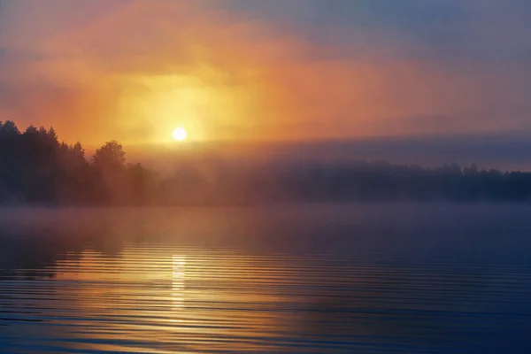 ตอนเช าเหน อทะเลสาบท สวยงาม — ภาพถ่ายสต็อก