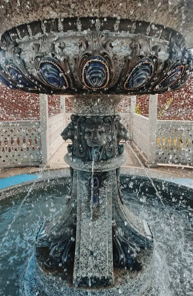 Fuente Del Castillo Akhaltsikhe Rabati Con Agua Vertido —  Fotos de Stock