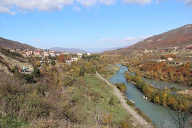 Mtskheta, Georgia 'da nehir, sonbahar mevsimi doğa 