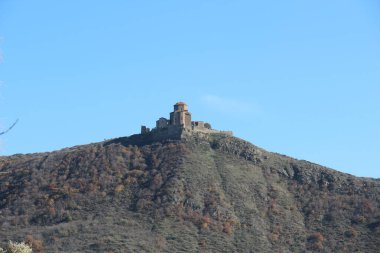 Jvari Katedrali Mtskheta, Gürcistan 'da, dağlar ve mavi gökyüzü, kopyalama alanı 