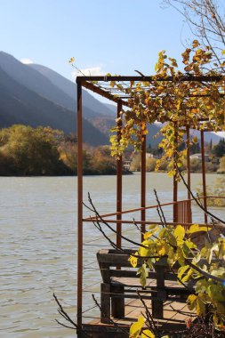 Mtskheta, Georgia 'da nehir, sonbahar mevsimi doğa 