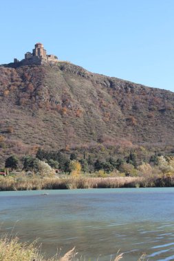 Jvari Katedrali Mtskheta, Gürcistan 'da, dağlar ve nehir, sonbahar mevsimi 
