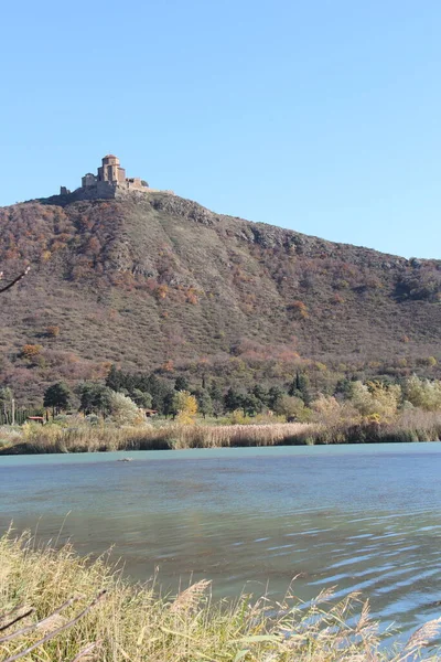 Jvari Katedrali Mtskheta, Gürcistan 'da, dağlar ve nehir, sonbahar mevsimi 