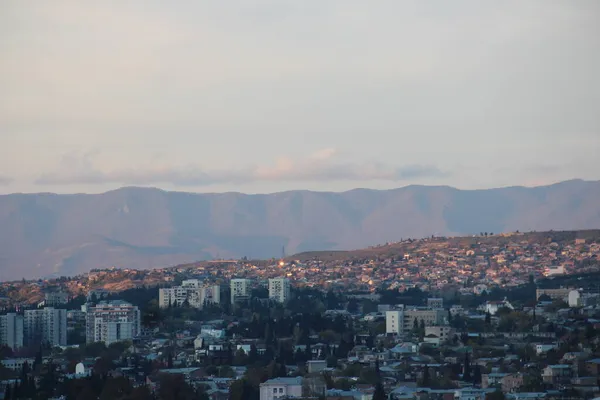 Pôr Sol Tbilisi Geórgia Montanhas Edifícios Cidade — Fotografia de Stock