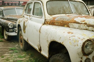 Eski, terk edilmiş araba 35 mm analog film fotoğrafı, Georgia., 