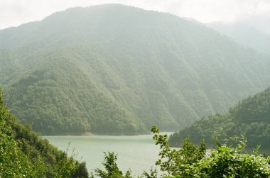 Göl suyu olan dağlar, 35 mm analog film fotoğrafı, Georgia 