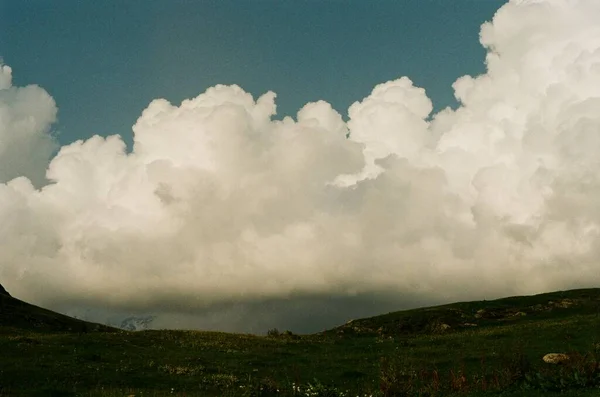 Nuvole Montagne 35Mm Analogico Pellicola Foto Georgia — Foto Stock