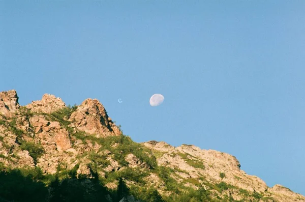 Lua Céu Cáucaso Montanhas Montanhas Georgianas 35Mm Filme Analógico Foto — Fotografia de Stock