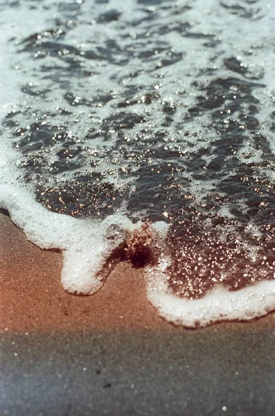 砂浜に水が飛び散って — ストック写真