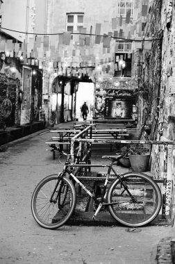 Berlin 'de bir bisikletin siyah beyaz fotoğrafı.