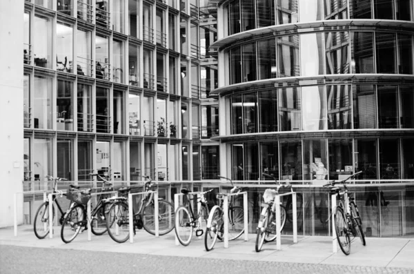 Foto Film Hitam Putih 35Mm Bangunan Bisnis Berlin Sepeda Parkir — Stok Foto