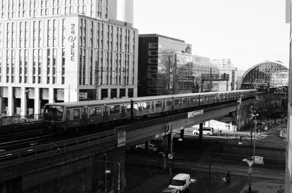柏林火车和建筑物的黑白35毫米胶片照片 — 图库照片