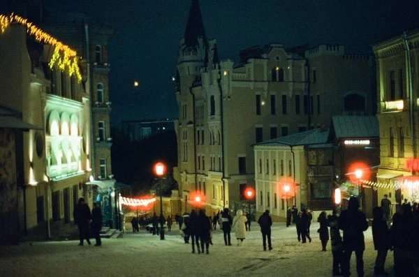 キエフ 大晦日 クリスマスシティライト 35Mmフィルム 夜のアナログ写真 シネスティルフィルム800タングステン — ストック写真