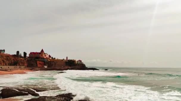 Βίντεο Κύματα Ωκεανών Ροή Νερού Και Surfers Πορτογαλία Λισαβόνα — Αρχείο Βίντεο