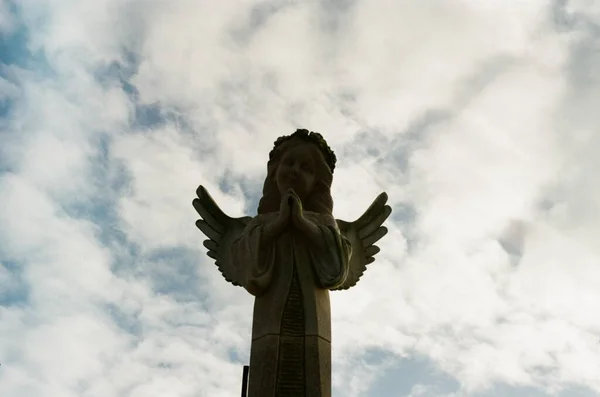 Statue Angel Clouds Sky Cemetery Portugal — kuvapankkivalokuva