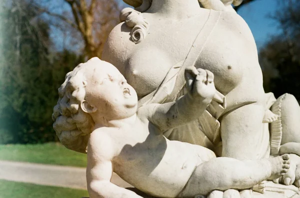 Skulptur Des Denkmals Mit Brust Und Kind Potsdam — Stockfoto