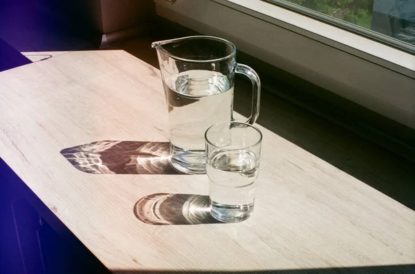 Glas Und Glas Mit Wasser Auf Einem Holztisch Nahaufnahme — Stockfoto