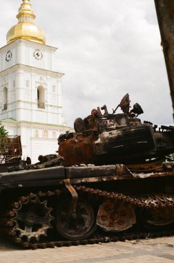 Ukrayna, Kyiv, Russo-Ukrayna Savaşı, yanmış araba 