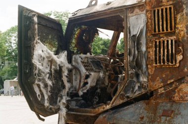 Ukrayna, Kyiv, Russo-Ukrayna Savaşı, yanmış araba 