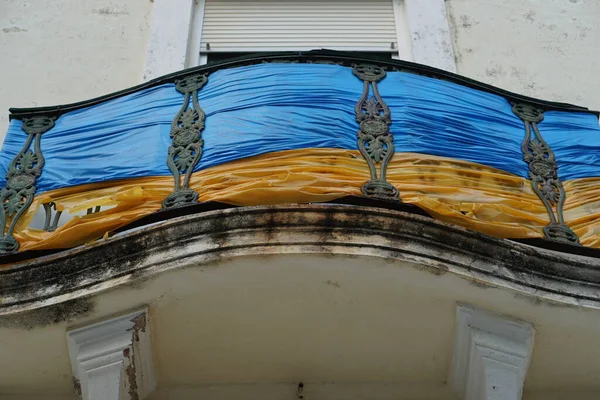 Bendera Ukraina Pada Balkon Bangunan — Stok Foto
