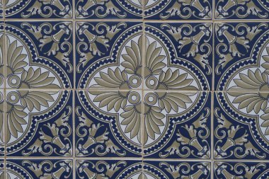 Azulejo süsü. Geleneksel Portekiz seramik fayans duvarı. Portekiz 'deki ev için tipik dış dekorasyon.. 