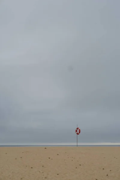 Playa Arena Océano Seguridad Vida Marina Anillo Rojo Cielo Gris — Foto de Stock