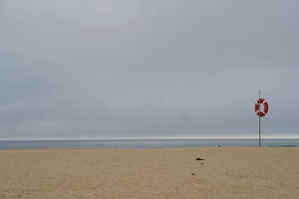 Písečná Pláž Oceánu Bezpečnost Moře Život Červený Kruh Zataženo Šedá — Stock fotografie