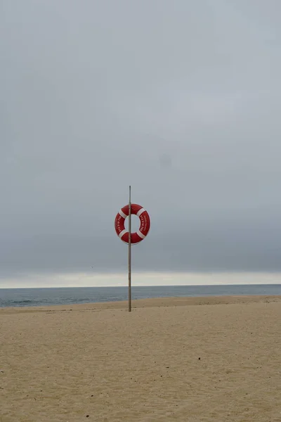 Safety Marine Life Anello Rosso Spiaggia Sabbiosa Portogallo Cielo Grigio — Foto Stock