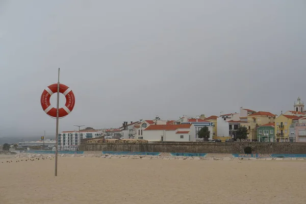 Biztonság Marine Life Piros Gyűrű Homokos Tengerparton Portugáliában Felhős Szürke — Stock Fotó