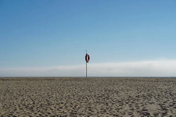 Blauer Himmel Sandstrand Rettungsring Für Die Sicherheit Der Marine — Stockfoto