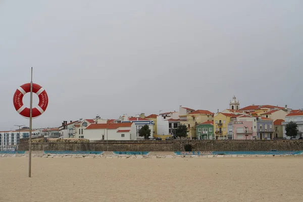 安全海洋生物砂のビーチでの赤いリング Figueira Fz町の建築 — ストック写真