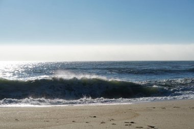 Atlantik Okyanusu kıyısında su dalgaları