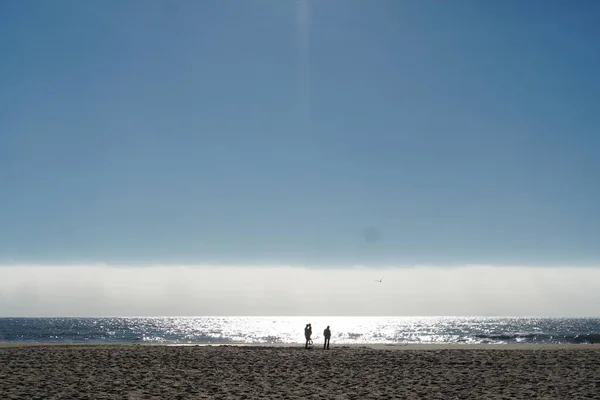 Rozmazané Lidi Pláži Vlny Pobřeží Atlantickém Oceánu — Stock fotografie