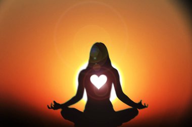 Lotus 'taki kız silueti gün batımında poz veriyor. Trans hali ve derin meditasyon. Evrende ruhani bir yolculuk.