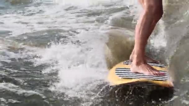 Surfer skoków z prędkością w falach za pomocą wakeboard plusk wody krople do kamery — Wideo stockowe