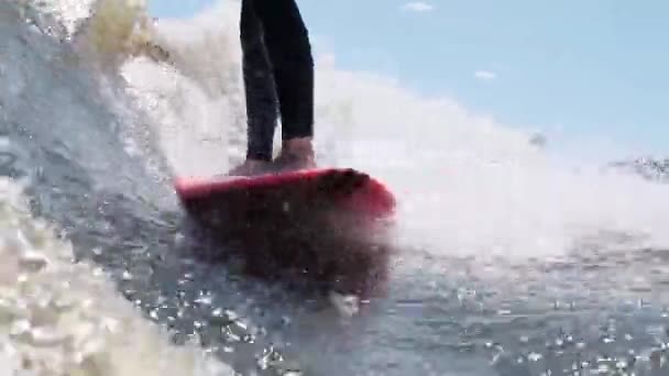 Surfer skoków z prędkością w falach za pomocą wakeboard plusk wody krople do kamery — Wideo stockowe