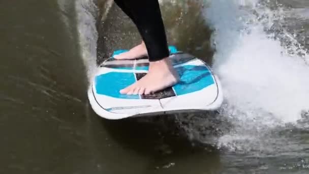 Surfer skoków z prędkością w falach za pomocą wakeboard plusk wody krople do kamery — Wideo stockowe