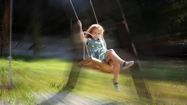 Schöne Kleine Mädchen Flug Auf Einer Schaukel Vor Dem Hintergrund — Stockfoto