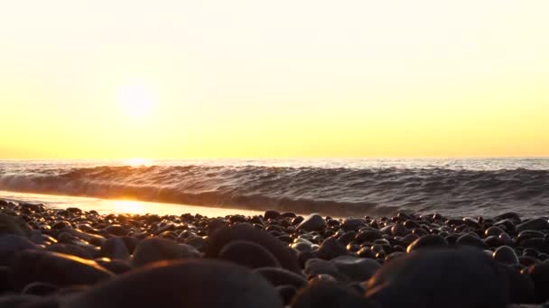 Vlny Narážejí Pobřežní Skály Příboj Slunci Skvrny Kapky Vody Třpytí — Stock video