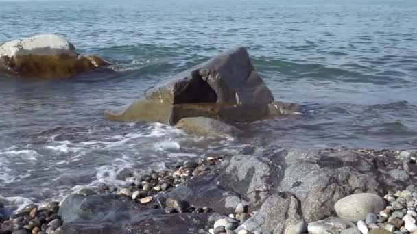 Die Meereswelle Bricht Gegen Den Stein Ufer Spritzendes Wasser Zeitlupe — Stockvideo