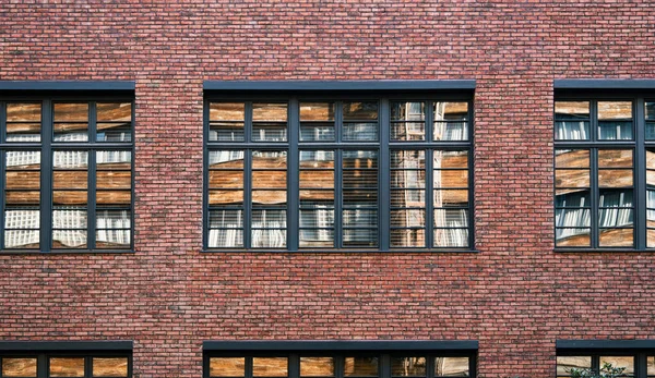 窓のあるレンガ造りの建物のファサードの壁 反対側の壁はウィンドウペインに反映されます 古い石積みの滑らかな列 背景画像 スクリーンセーバー — ストック写真