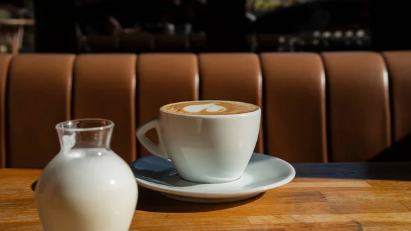 Ένα Φλιτζάνι Αρωματικό Καφέ Ένα Ξύλινο Τραπέζι Ένα Καφέ Πρωινός — Φωτογραφία Αρχείου