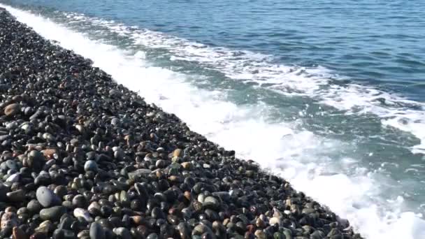 Surfować Bezludnym Wybrzeżu Słoneczny Dzień Fale Morskie Toczą Się Żwirowej — Wideo stockowe