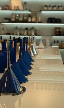 Lüks bir mağazadaki parfüm şişeleri ve parfüm kokulu bacalar. Kozmetik ürünleri sergisi satışı