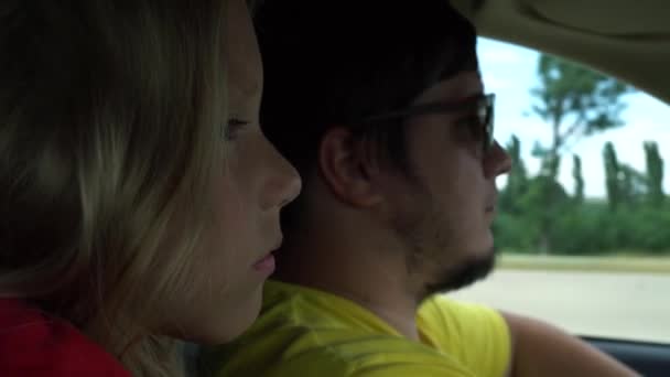 Genç Bir Adam Kızı Arabayla Seyahat Ediyorlar Aracın Penceresinin Dışındaki — Stok video